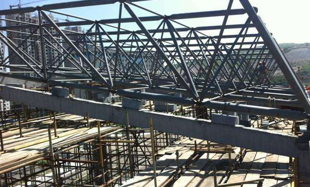 克拉玛依简述网架公司的黑色压型钢板的吊装步履